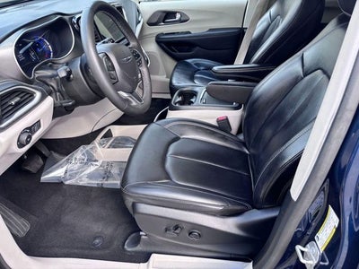 2024 Chrysler Pacifica Hybrid Select