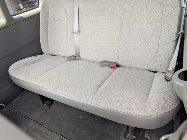 2025 Chevrolet Express Passenger 1LT