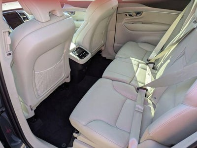 2022 Volvo XC90 T5 Momentum 7 Passenger