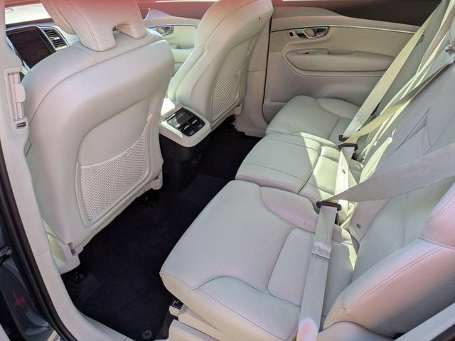 2022 Volvo XC90 T5 Momentum 7 Passenger