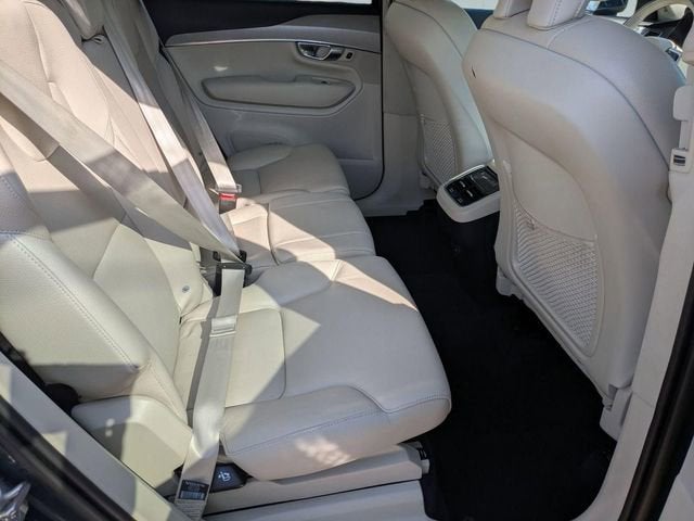 2022 Volvo XC90 T5 Momentum 7 Passenger