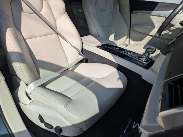 2022 Volvo XC90 T5 Momentum 7 Passenger
