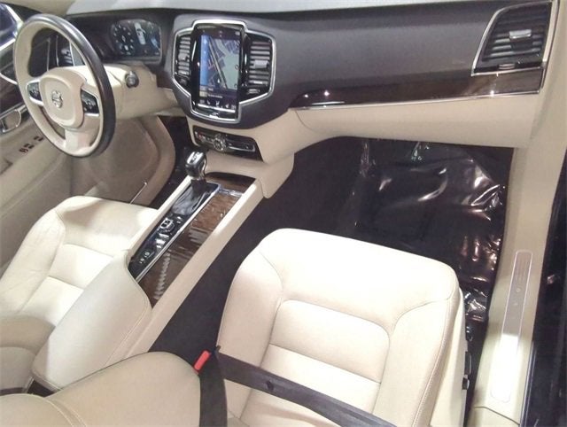 2016 Volvo XC90 T6 Momentum