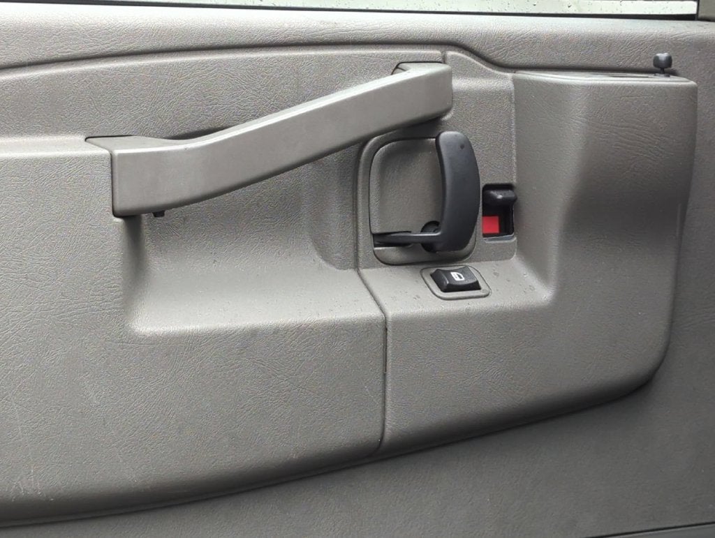 2025 Chevrolet Express Cargo Work Van - Photo 18