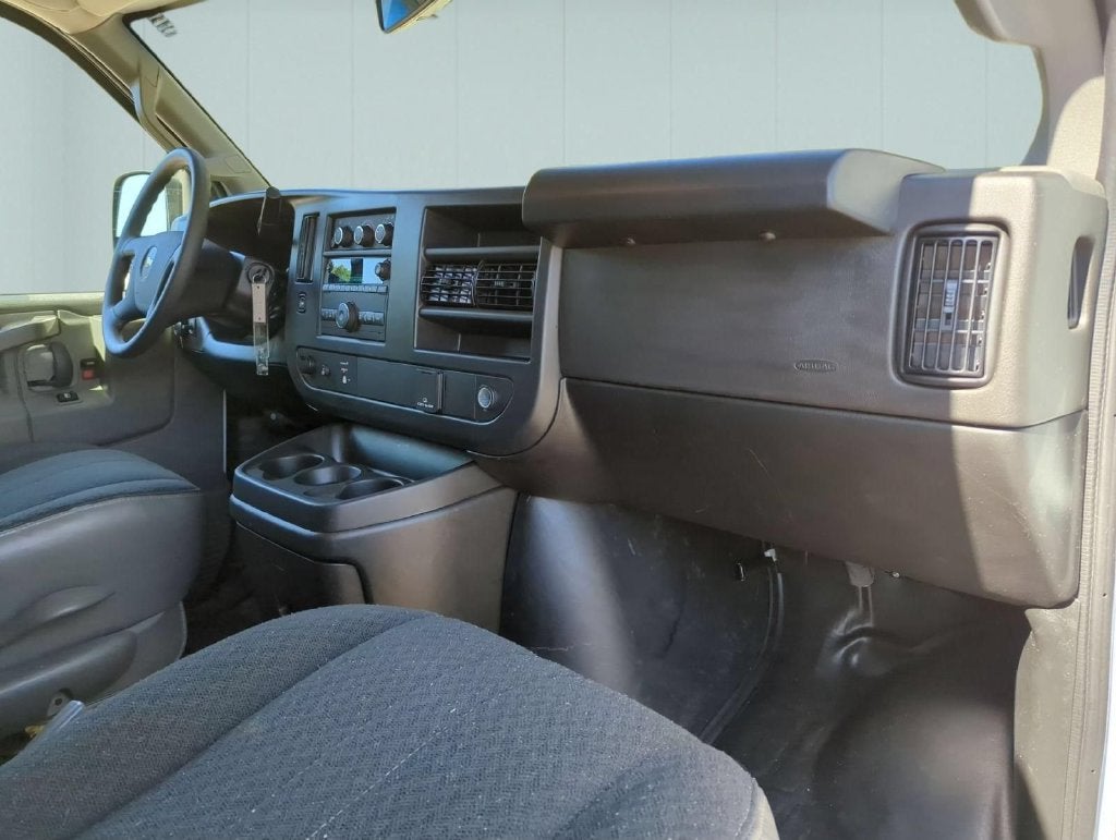2025 Chevrolet Express Cargo WT