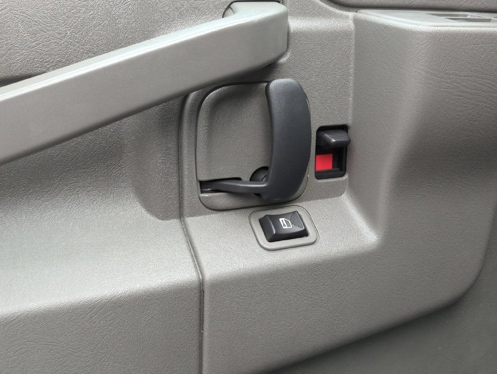 2025 Chevrolet Express Cargo Work Van - Photo 18