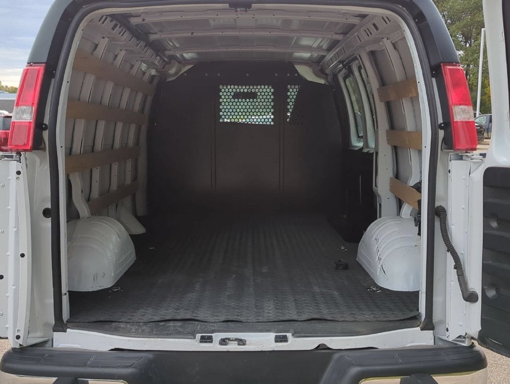 2025 Chevrolet Express Cargo WT