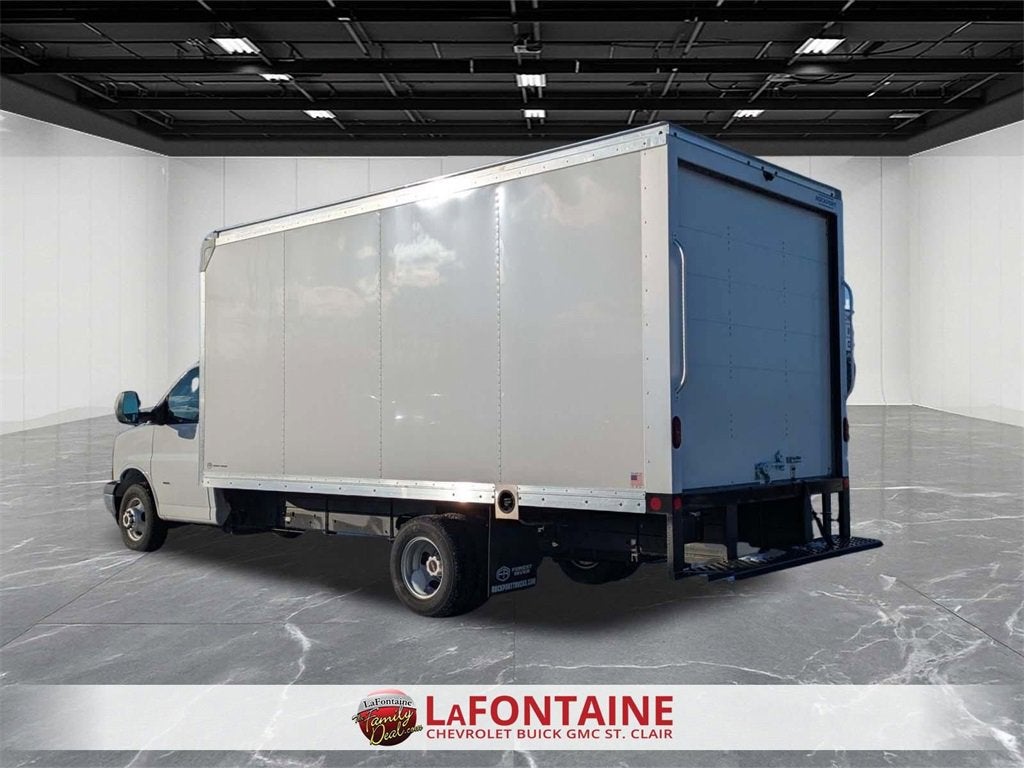 2025 GMC Savana Cutaway 3500 1WT