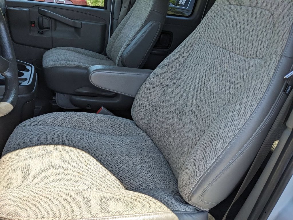 2025 Chevrolet Express Passenger 1LT