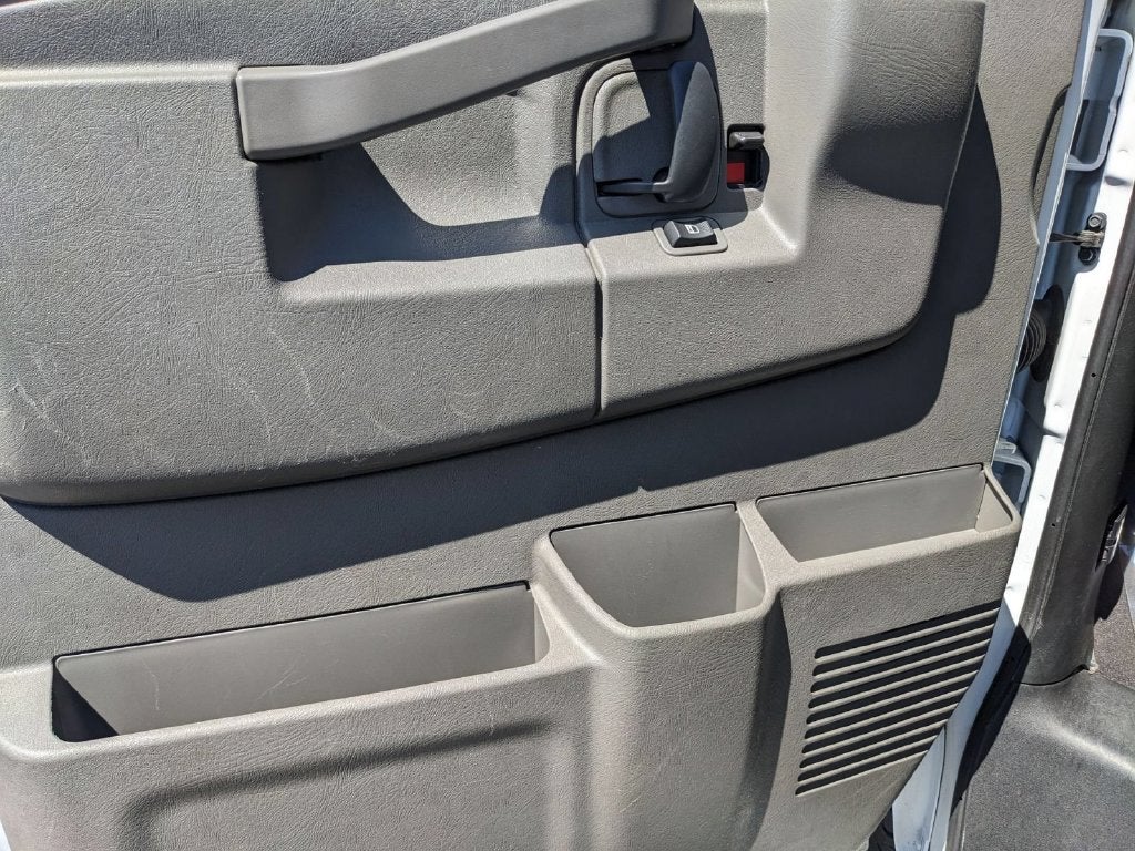 2025 Chevrolet Express Passenger 1LT