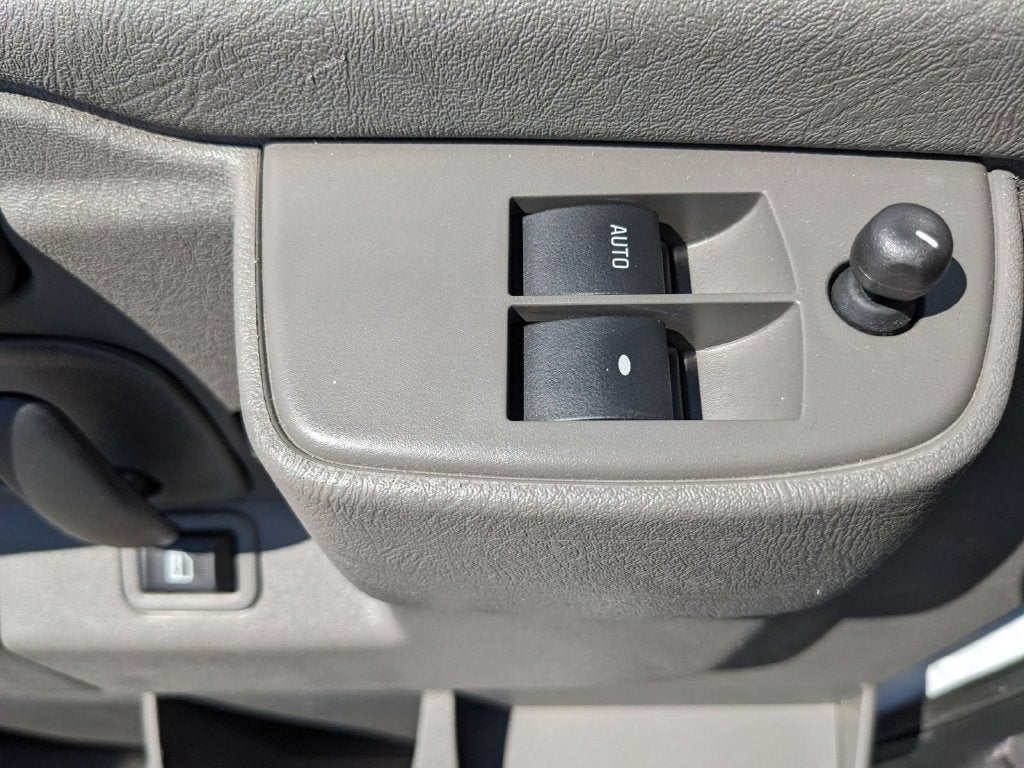 2025 Chevrolet Express Passenger 1LT